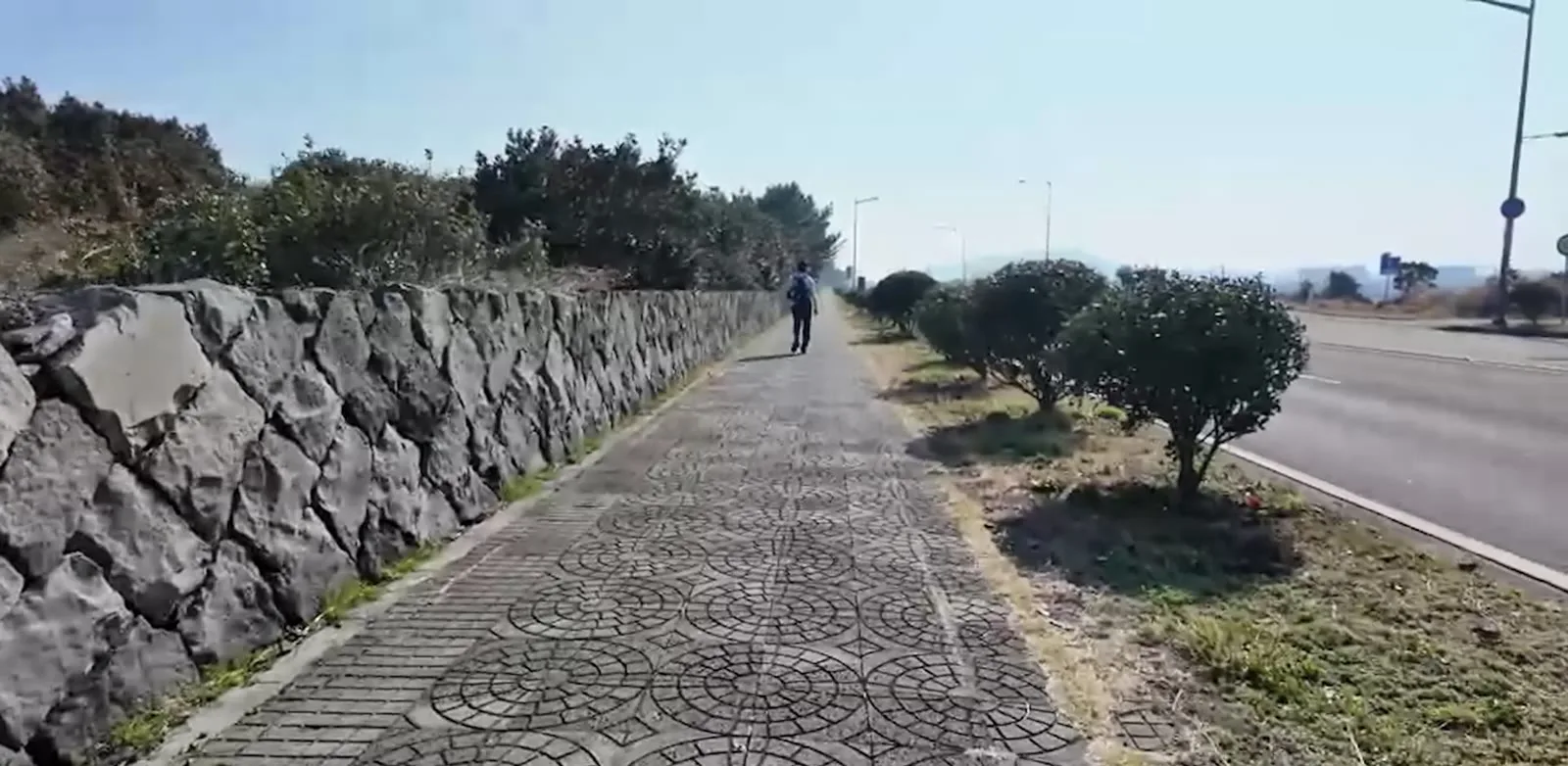 제주올레 1코스 돌담을 따라 이어지는 해안 산책길