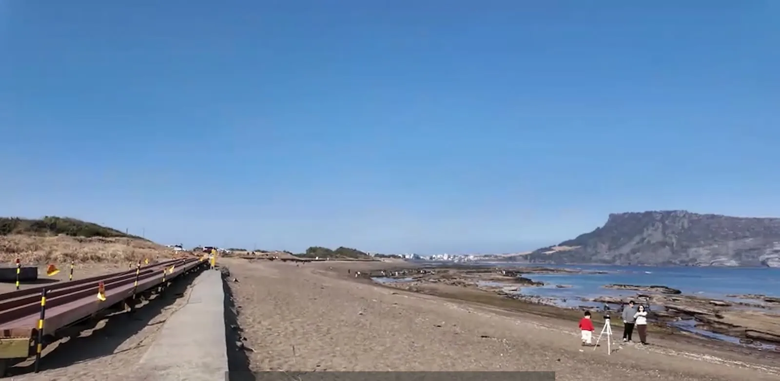 제주올레 1코스 마지막 구간에서 바라본 성산일출봉과 해변